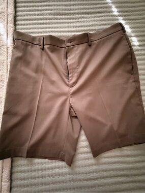 Roundtree & Yorke Men's Flat Front Khaki Brown Shorts